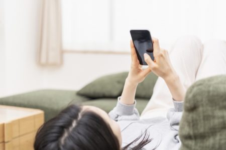 スマホで調べる女性